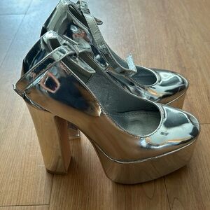 Azalea Wang size 6 silver platform heel